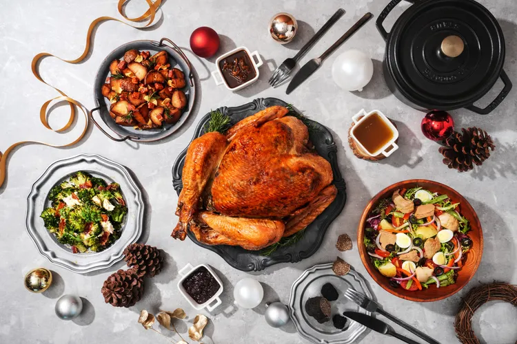 外送套餐內含以經典法式技藝呈獻的「松露餡料烤火雞」、另搭配三款精緻配菜。業者提供