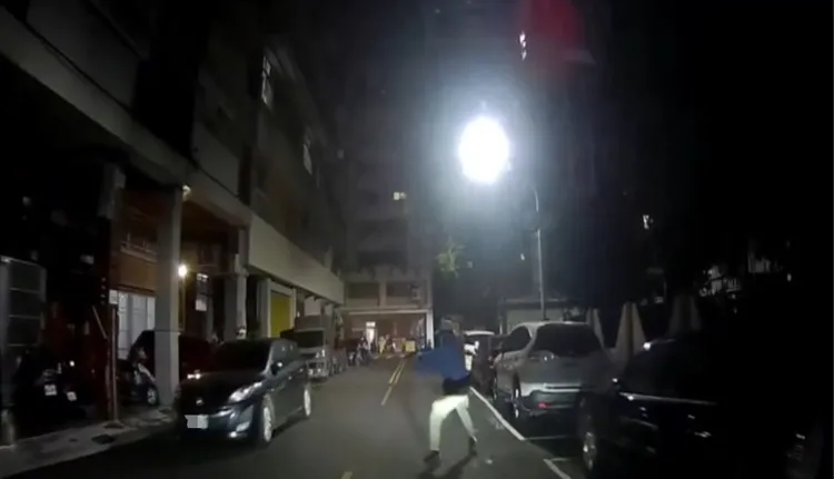 可疑車輛逃避盤查，警開2槍，仍然逃逸。翻攝畫面