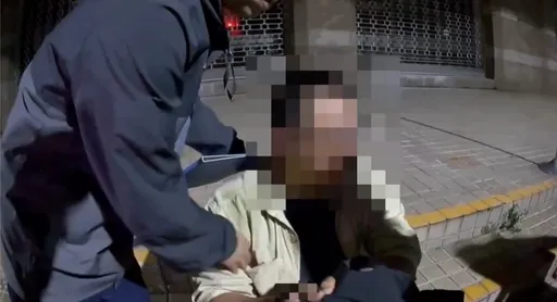 高雄警埋伏逮捕詐騙車手!同夥駕車衝撞逃離 躲過2槍終於還是落網