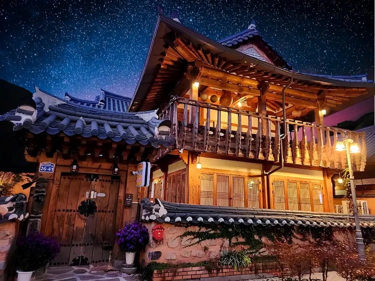 韓國「全州」的「Hanji Gguljam」擁有獨特的二樓環廊，讓旅人可於此悠閒的欣賞庭院的美景。業者提供