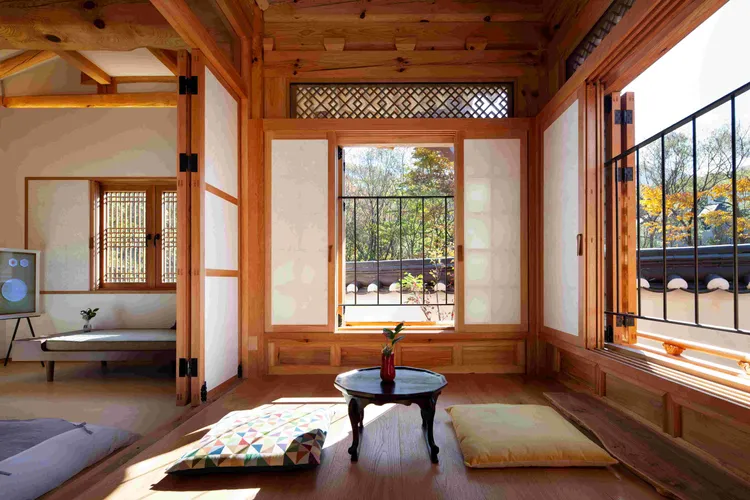 首爾「恩平區」的「IRIRU Luxury Hanok Stay - Eunpyung Hanok village」由韓國匠師精心打造，選用環保建材，打造出健康、永續的舒適空間。業者提供