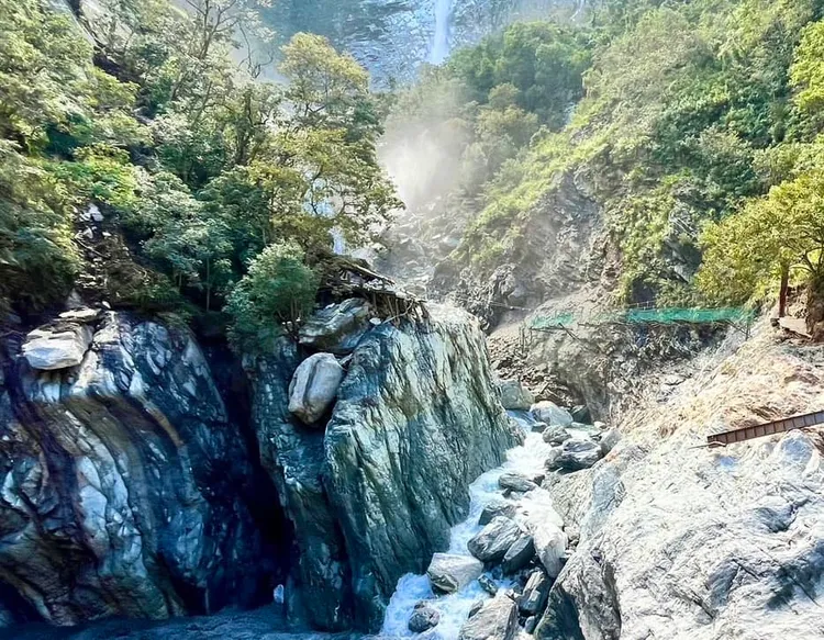 太魯閣晶英酒店附近的橋已毀損，水源區嚴重受創。翻攝太魯閣晶英酒店臉書