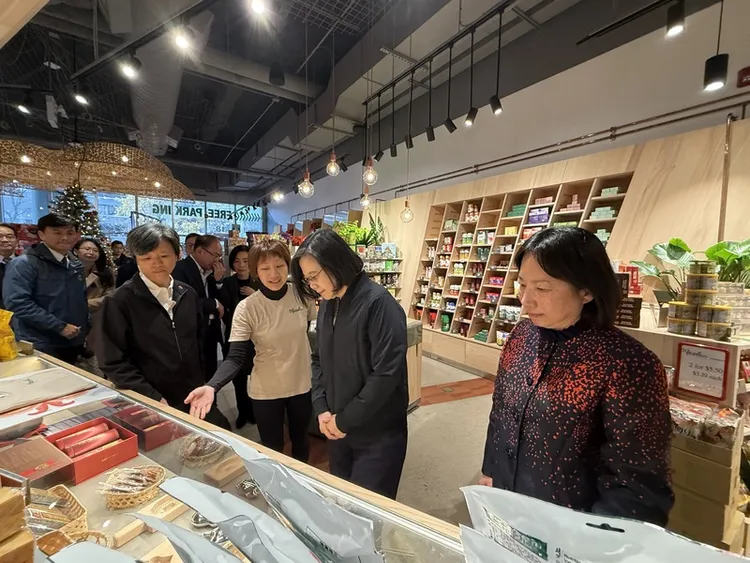 前總統蔡英文造訪多倫多台灣美食超市Maeli Market。中央社