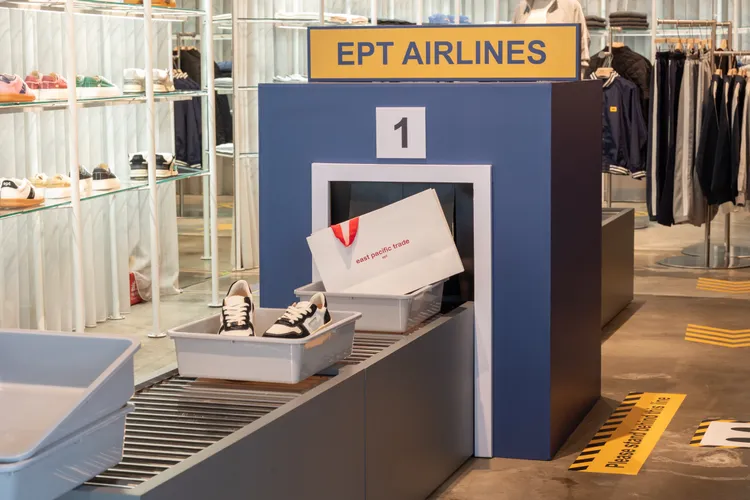 以機場航廈概念為台灣門市專屬視覺。品牌提供