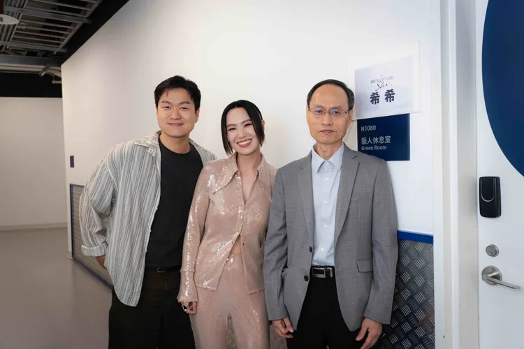 孫盛希（中）首度登上北流開唱，爸爸（右）與弟弟專程來台觀賞。圖／滾石提供