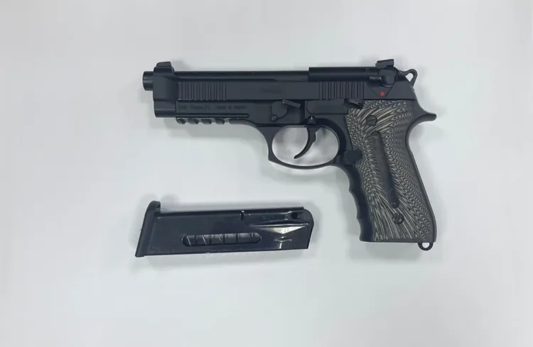 警方成立專案小組追緝，黃男在今天凌晨攜械投案。民眾提供