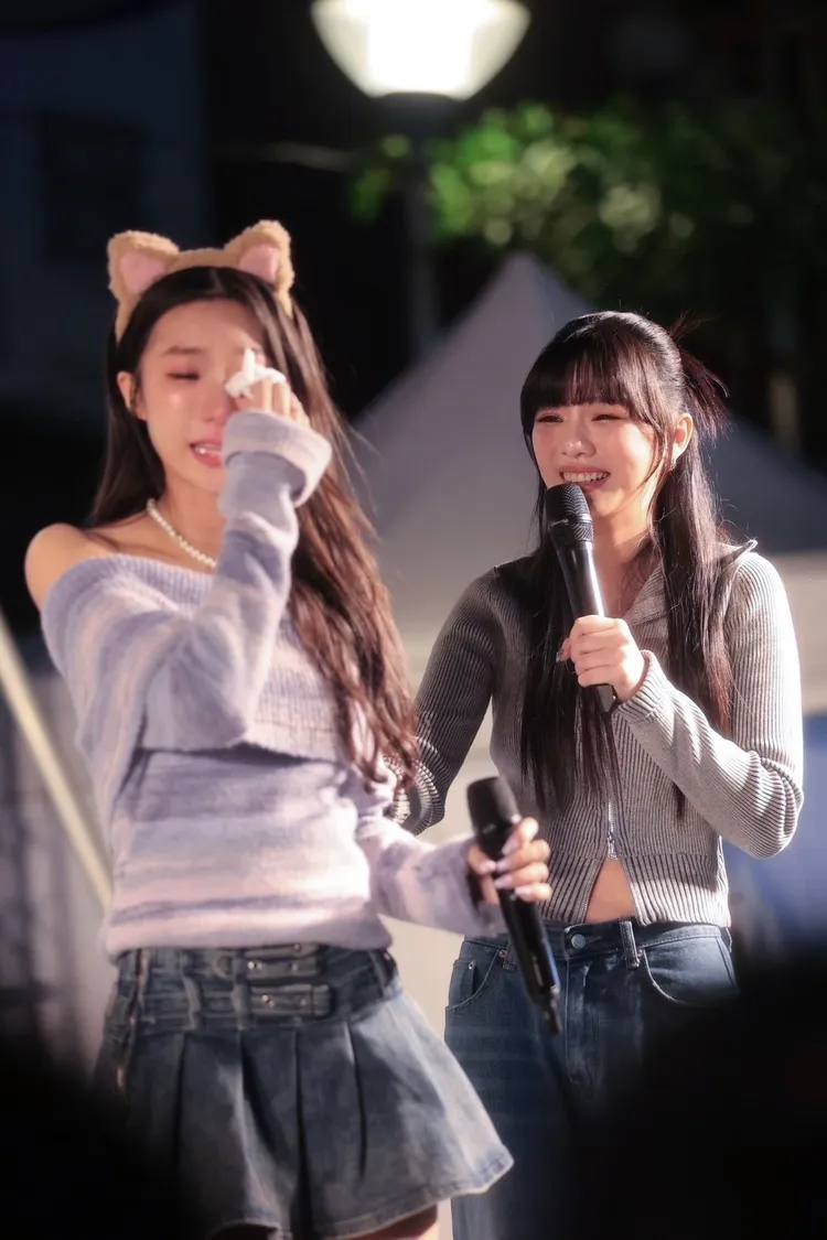 陳華（左）與主持人木木扶持彼此多年，聊起過往情誼感動淚崩。圖／鮪魚肚影音提供