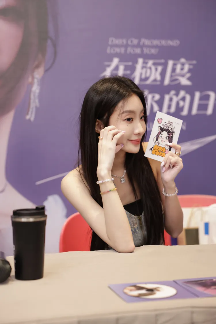 有粉絲送陳華手繪卡片。圖／鮪魚肚影音提供