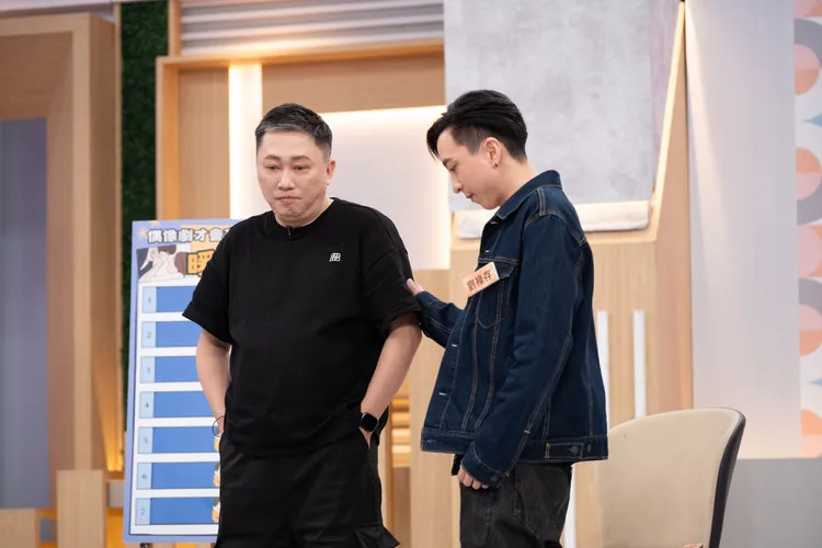 趙正平（左）即興BL劇卻狂飆髒話，還被劉祿存曖昧輕撫。東森綜合台提供