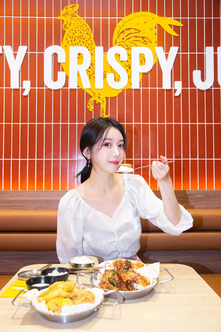 全民表妹李雅英擔任BHC炸雞台灣首店一日店長，大方分享「私房吃法-炸雞配白飯」及「醬派、粉派混搭進階吃法」。業者提供