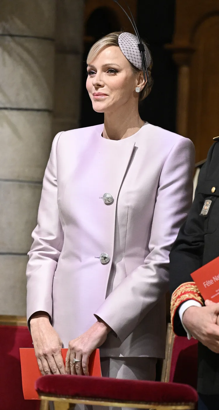 夏琳親王妃穿上LV淡紫色米卡多羊毛混紡絲綢雙扣外套。品牌提供