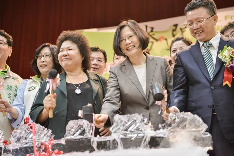 左起前高雄市長陳菊、前總統蔡英文、台鹽綠能前董事長陳啟昱。翻攝自蔡英文臉書