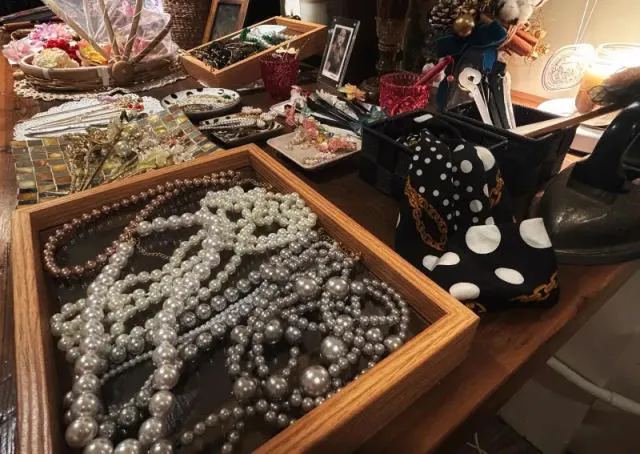 可租借旗袍並搭配妝髮服務，留下眷村美照之餘，還能亮麗出場看戲吃喜酒。菁桐照相館提供