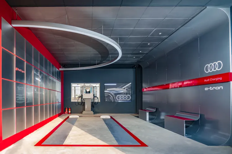 站點臨近全新「Audi 大鵬灣充電站」大鵬灣國際賽道、海上教堂咖啡。原廠照片