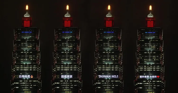 賈永婕老公點燈字樣當中，包含放閃文字，也讓民眾質疑是否有公器私用嫌疑。翻攝自賈永婕臉書