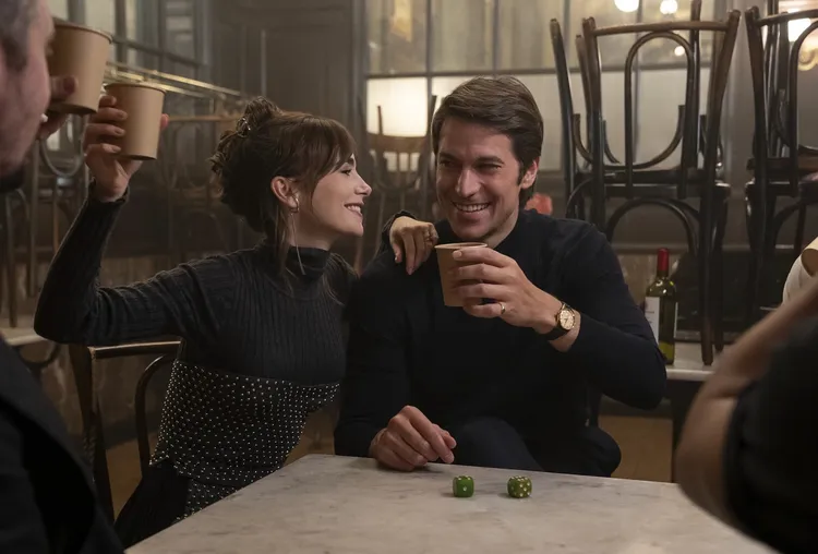 莉莉柯林斯（左）飾演女主角艾蜜莉，劇中與「加百列」碰到不少感情考驗。