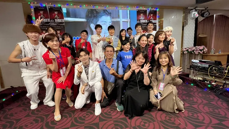 歌王謝雷與粉絲開心互動。欣代唱片提供