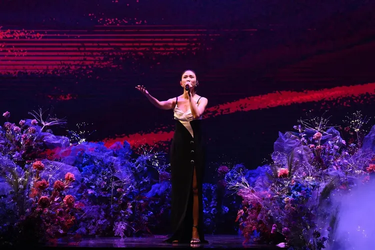 9m88以BALMAIN雙色縐紗開衩長禮服溫暖獻唱。金馬執委提供