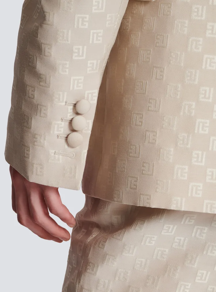 經典迷宮緹花以白金絲綢鑲襯出奢華品味。品牌提供