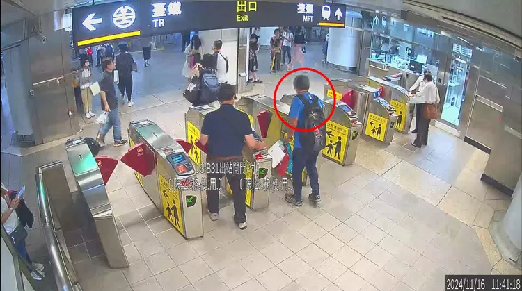 高鐵亮刀陳姓嫌犯當天犯案後11時41分18秒自高鐵R13出口閘門出站，警員搜完車廂後趕到閘門時，已經相隔32秒，對方已經跟人群離開。警方提供
