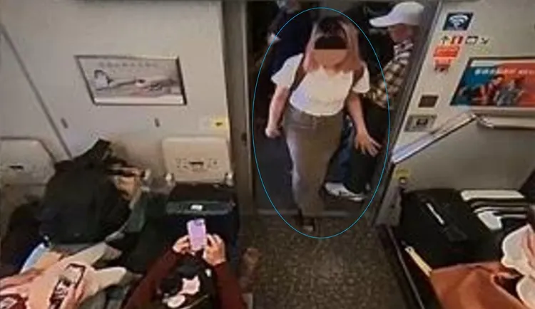 劉姓女乘客(如圖)直接跨越坐在車廂門口的陳嫌，兩人因此起口角衝突，衍伸後續亮刀事件。翻攝畫面