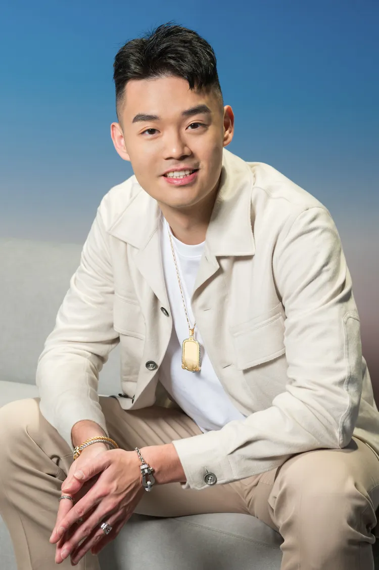王齊麟今搭配FRED Force 10系列18K白金鑲鑽手鍊、Force 10系列18K黃金及精鋼Winch墜鍊、Force 10系列18K黃金及精鋼Winch戒指。品牌提供