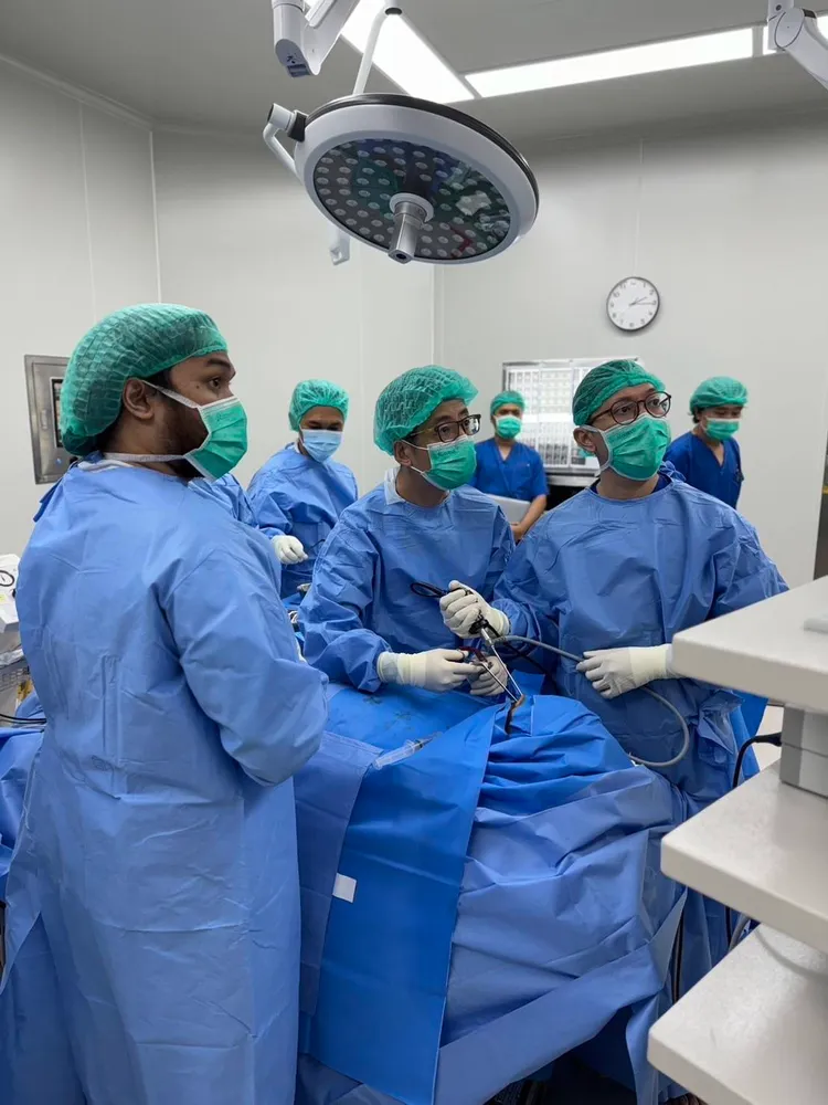 台大醫院和印尼國家級轉診中心Dr.Cipto Mangunkusumo（RSCM）醫院合作屆滿10年，今年特別由台大醫院醫師黃博浩指導印尼醫師進行手術。台大醫院提供