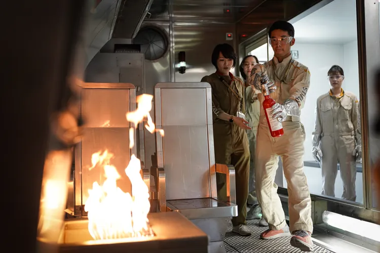 星宇航空人員進行滅火訓練。星宇航空提供