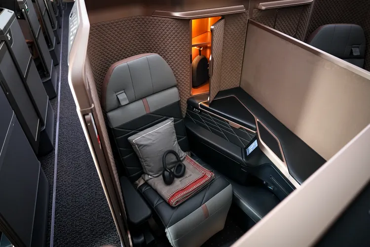 星宇航空為了與精品餐飲合作，特地打造頭等艙空間。星宇航空提供