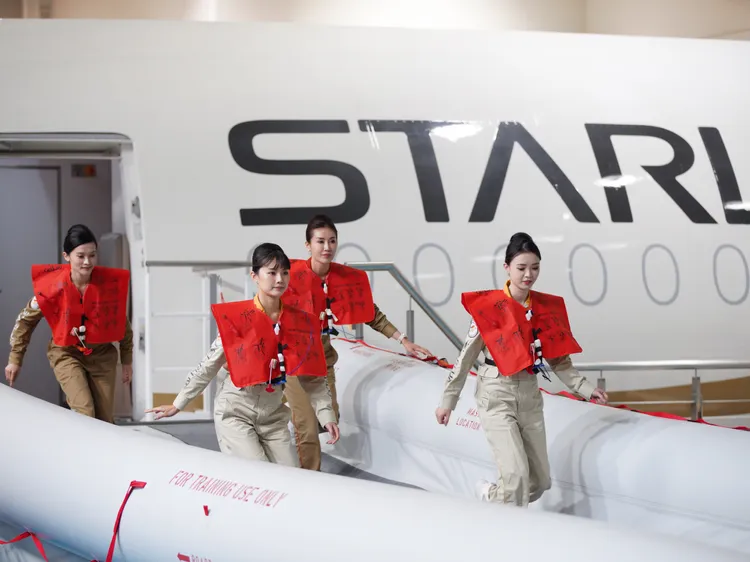 星宇航空要求全體員工都需要參與飛安培訓課程。星宇航空提供