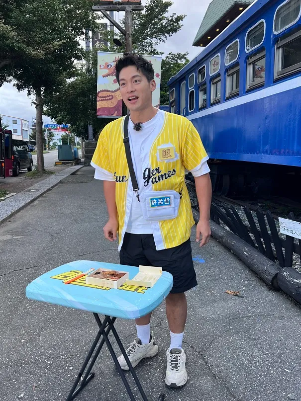 許孟哲一路吃。中視提供