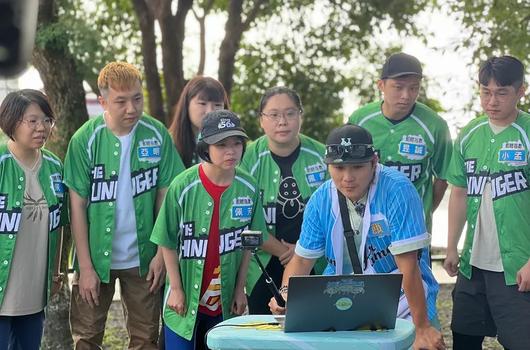 王仁甫（前排右一）等主持群環島，與粉絲一起做公益，慶祝節目8週年。中視提供