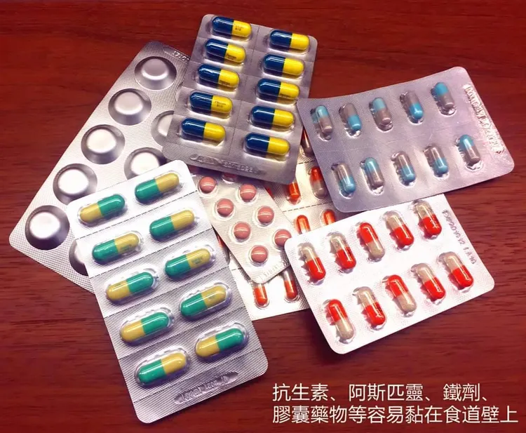 醫師蕭偉成說，服用膠囊狀藥物得配至少200C.C的水喝下，避免藥物黏貼食道引起發炎潰瘍。阮綜合提供