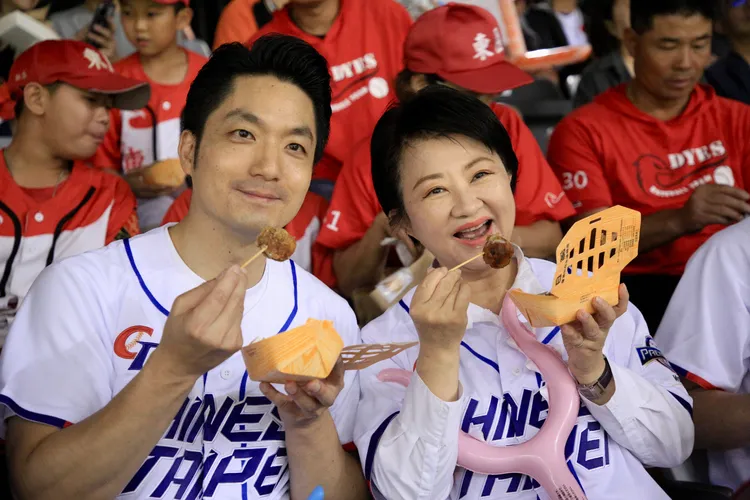 兩位市長準備章魚小丸子等前來觀賽。北市府提供