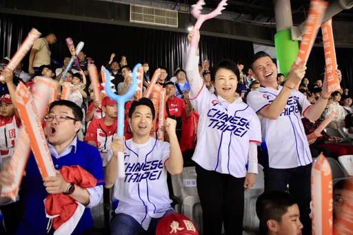 為中華隊加油!蔣萬安、盧秀燕祭出吉伊卡哇「討伐棒」