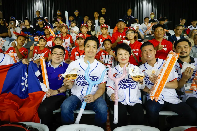 今（16日）世界棒球經典賽12強賽，由中華隊對上日本隊賽事，蔣萬安、盧秀燕前往觀賽。北市府提供