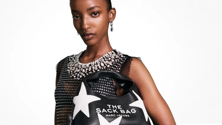 星光熠熠系列在黑色包身上運用白色星星圖樣點綴出搶眼外觀。品牌提供