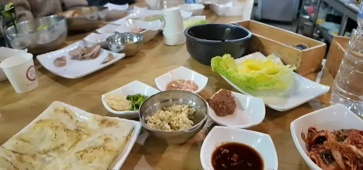 韓國主婦Fion與阿滴點的料理擺了滿滿一桌。翻攝韓國主婦Fion的YT