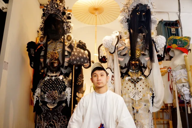 「劇場服裝設計師」與「神將塑造師」的李育昇將來新莊慈祐宮辦理講座，並展出其打造的謝范將軍及千里眼順風耳。文化局提供