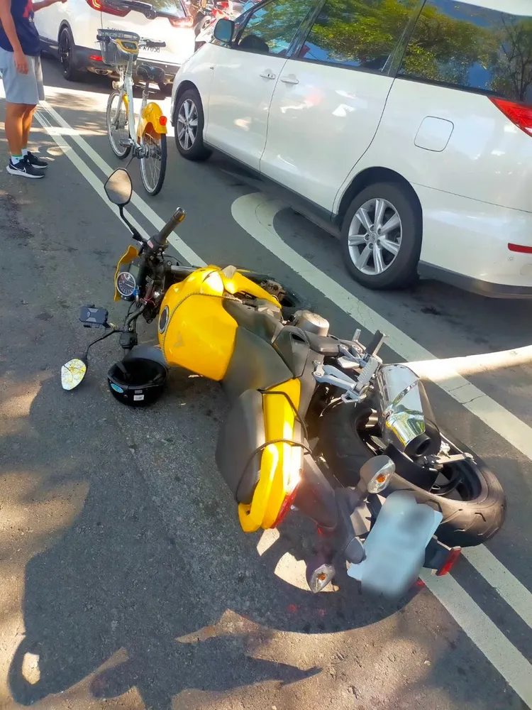 機車疑在慢車道變換車道不慎追撞自行車。民眾提供