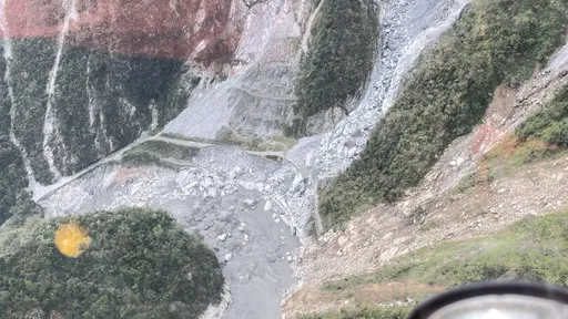 花蓮中橫山區山崩路斷50居民受困 黑鷹直升機出動空投700公斤物資