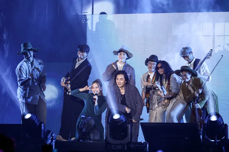 鄭伊健（前排右）與師妹黃淑蔓組樂團「杯麵」，帶來多首經典港片OST串燒。王郁惠攝