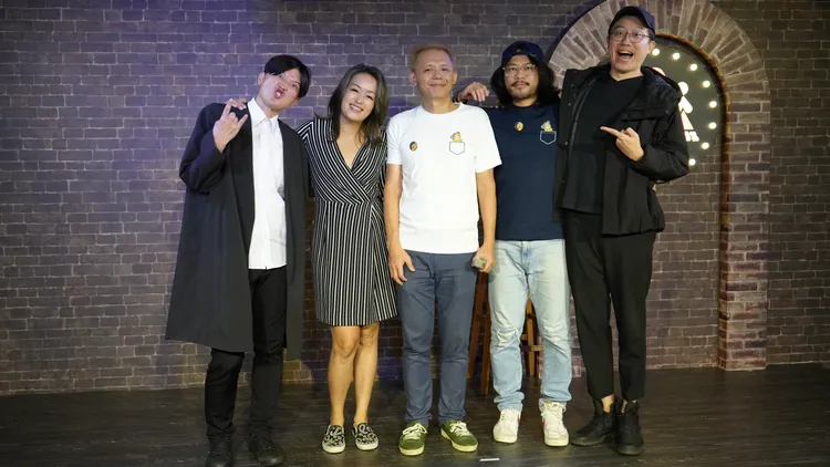台北喜劇節宣布盛大開幕，包含「吉本興業：漫才少爺」三木奮（左起）、「百靈果」凱莉、「台灣站立喜劇教父」張碩修Social、「壯壯」陳彥壯與「達康.come」康康都出席。卡米地喜劇俱樂部提供
