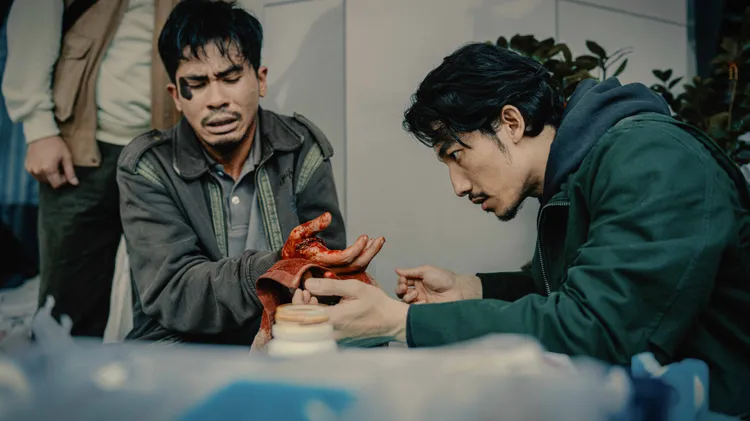 連炳發（右）飾演醫術精湛外科醫師，來台進行非法醫療行為。公視、中華電信、瀚草文創提供