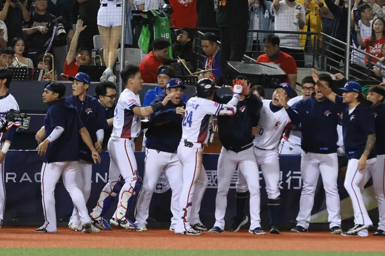 中華隊單局轟出2發全壘打。  彭欣偉攝