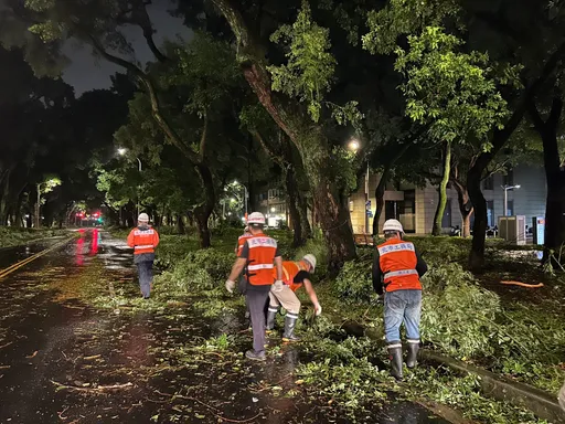 台风过境北市灾损惨!2000路树倒、300招牌掉 早高峰交通阻塞