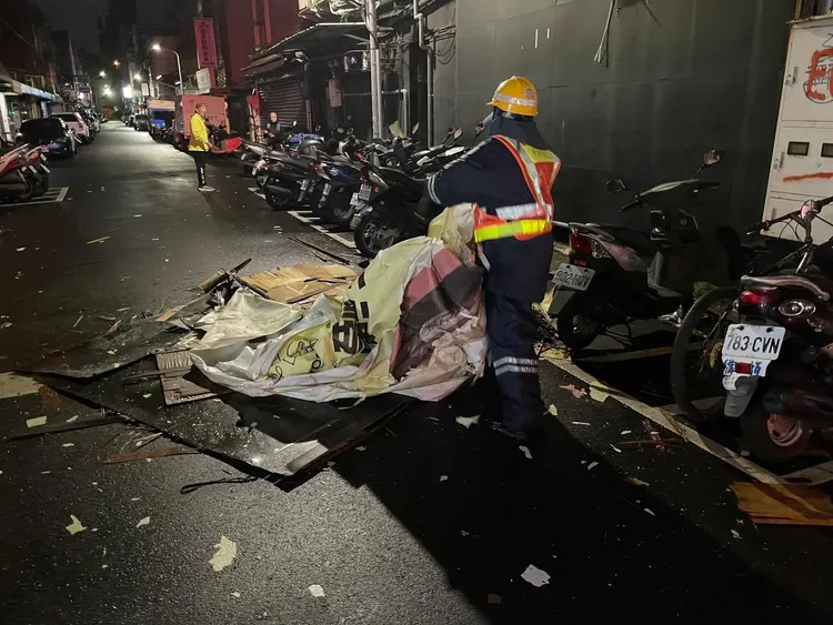 北市颱風災情高達3000多件，復原作業成一大挑戰。北市府提供