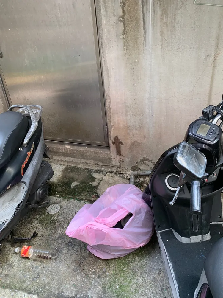 劉男拿走胸罩、內褲後，把其於衣物丟在巷內。警方提供