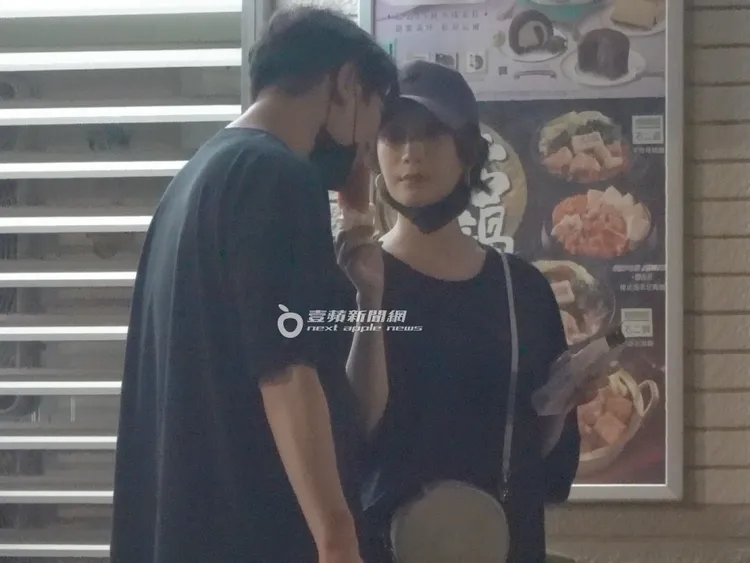 蔡淑臻貼心將包裝撕開，第一口就先餵男友吃，看得出感情十分甜蜜。特勤中心攝