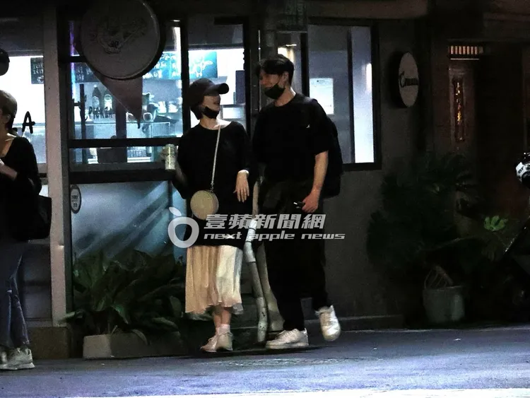 兩人對望邊走邊聊。特勤中心攝